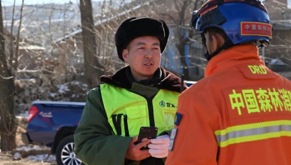 積石山地震發(fā)生后，朱貴民臨危受命，連夜組織人員設(shè)備馳援災(zāi)區(qū)。天還沒有亮，救援簡易帳篷開始搭建，受災(zāi)群眾們在安全地帶生火取暖，空氣中彌漫著緊張的氣息，“我們要加快救援速度，災(zāi)情不等人！”為保證計劃工期順