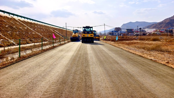 近日，交科公司二公司那勒寺鎮沿川經濟帶產業道路建設工程水穩基層試驗段攤鋪作業順利完成，標志著該項目道路面層施工正式邁上“快車道”。據悉，該項目道路主線全長3.25km，支線長475m，本次水穩基層試驗