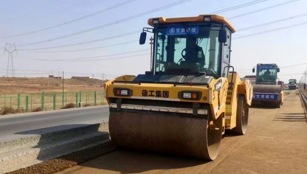 近日，蘭州新區秦川園區X203線大中修工程項目現場忙碌起來，由甘肅建投路政建設科技有限公司負責的面層維修改造提升工作正加速推進。“X203線改造總里程達9.66km，現已投入壓路機、銑刨機等機械設備5