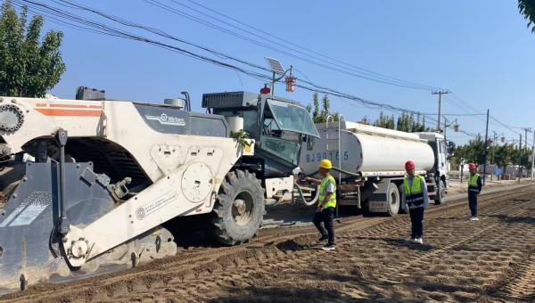 隨著大型冷再生機組緩緩駛過，一段平整嶄新的試驗段路面隨即成型。近日，由西部市政建設集團一公司承建的慶陽市正寧縣S501線五頃塬至三嘉公路項目全深式就地冷再生試驗段順利完成攤鋪作業(yè)。據(jù)悉，該項目攤鋪試驗