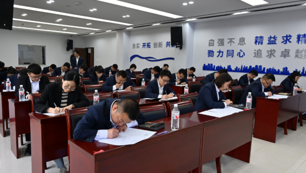 “本屆競賽試題結(jié)合了財務業(yè)務實際、制度與核算辦法，設置會計實務全流程核算應用題，重點考察選手們專業(yè)知識綜合運用能力、全流程業(yè)務處理能力和實際問題解決能力！”5月12日，西部市政建設集團工會“2025年
