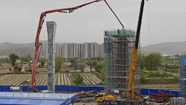 在西部市政建設集團四公司臨夏市環(huán)城北路橋梁及附屬工程（二期）項目現(xiàn)場，鋼筋加工區(qū)火花飛揚、安裝墩柱區(qū)一件件鋼筋骨架安全運達、泵車將一方方混凝土輸送至墩柱澆筑......現(xiàn)場一片繁忙景象。自四月復工以來