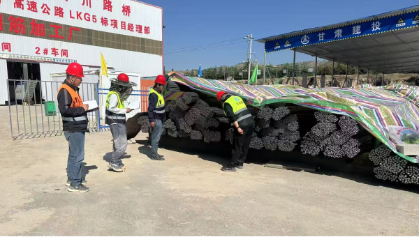 連日來，由西部市政建設集團承建的康樂縣北濱河路西段及連接線道路項目建設有序推進，路基處理、管道安裝、涵洞和橋梁等多個作業(yè)面同步施工，全體建設者用汗水澆筑市政道路建設基石，以實干精神推進項目履約取得新成